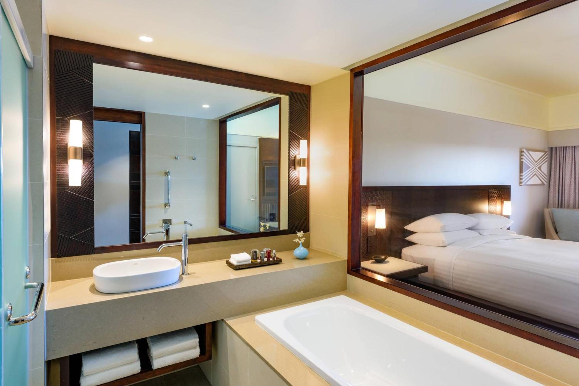 Quarto com 2 Camas de Casal e Vista da Lagoa